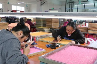 荔波扶貧車間里的“致富玩具” 工人月入破萬，小產品撬動大幸福